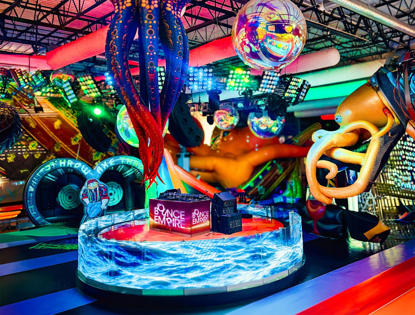 360-degree hydraulic stage